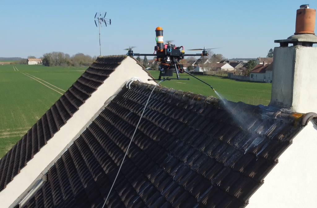 un drone nettoyant une toiture