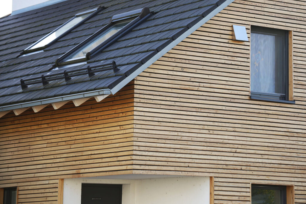 une maison avec un bardage en bois horizontal