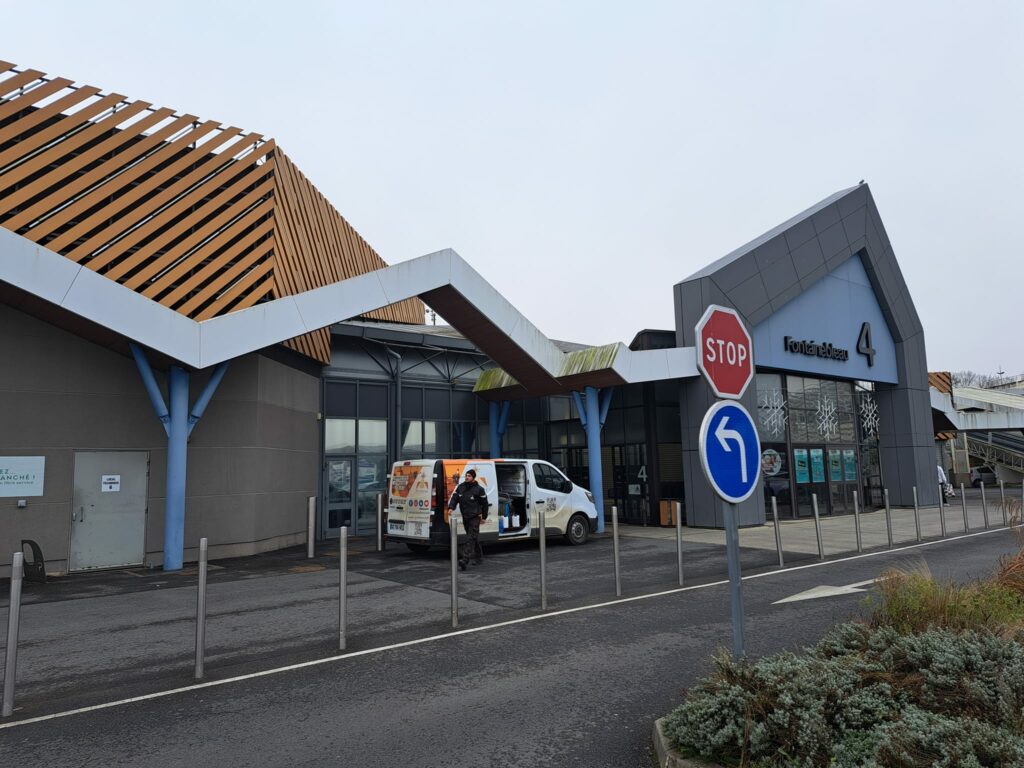 nettoyage des extérieurs de Carrefour par Ty Drone