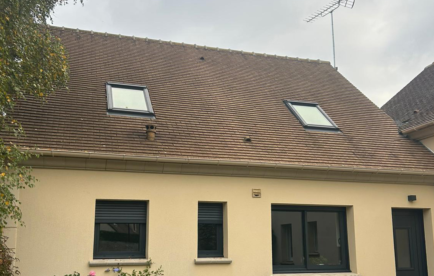 une toiture avant démoussage par Ty Drone